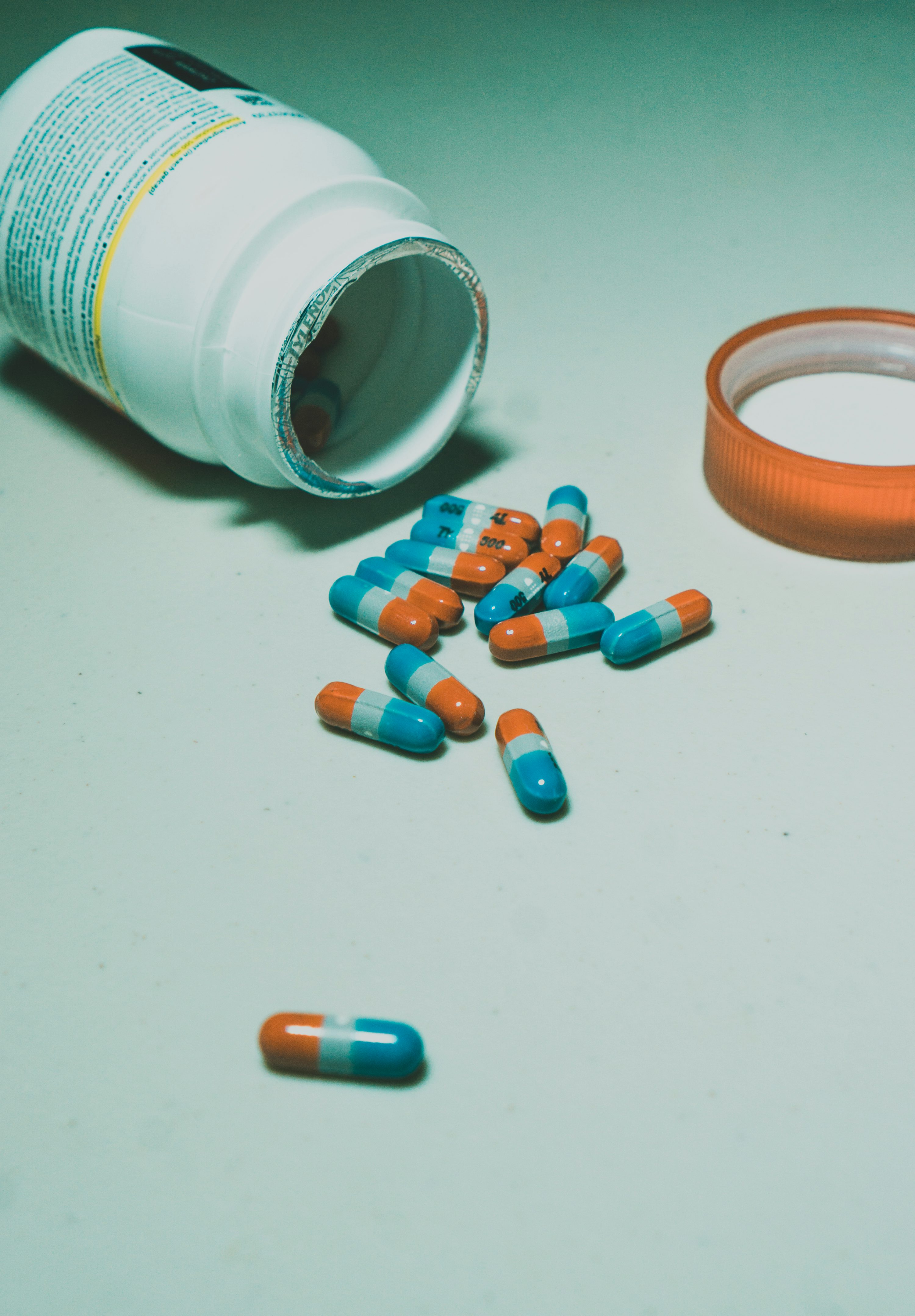 2025 : payer moins cher tes médicaments — 5 applis pour comparer les prix, trouver des coupons et repérer les bons plans près de chez toi