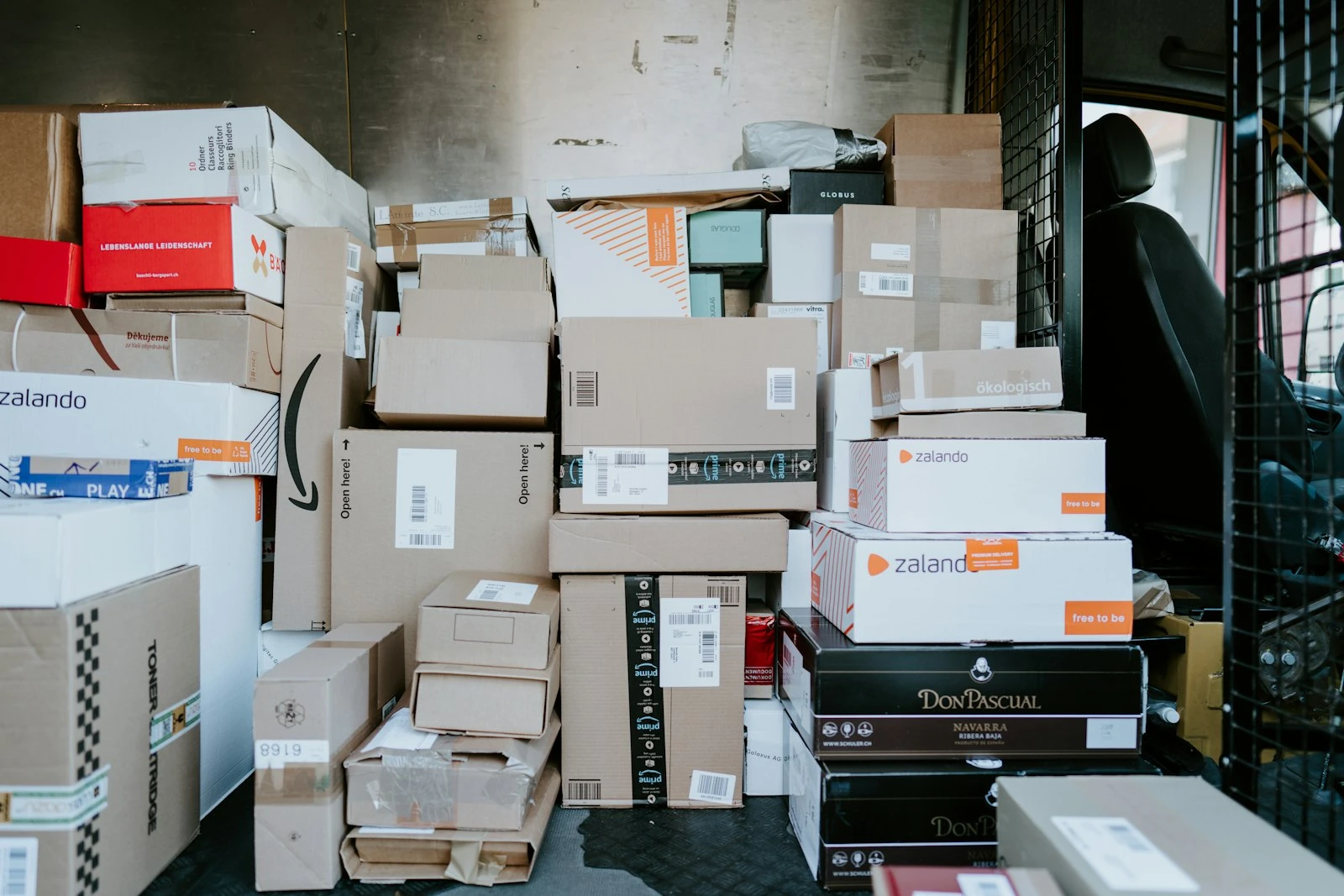 Envoi de colis : DHL ou Hermes, quelle appli moins chère ?